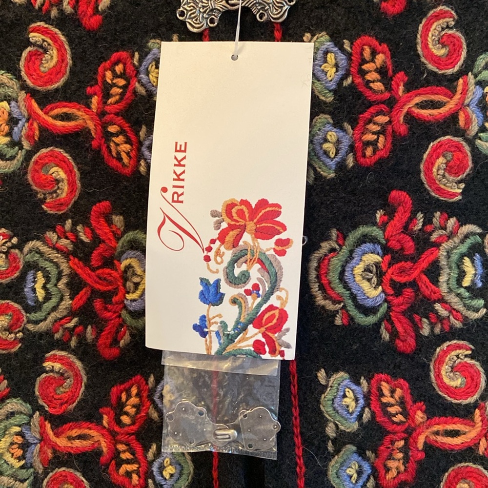 NWT Vrikke sweater vest size L 100%wool embroidered - Picture 6 of 7